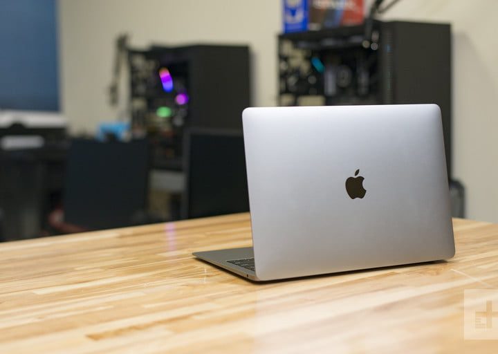 MacBook Air vista desde atras en una mesa de madera