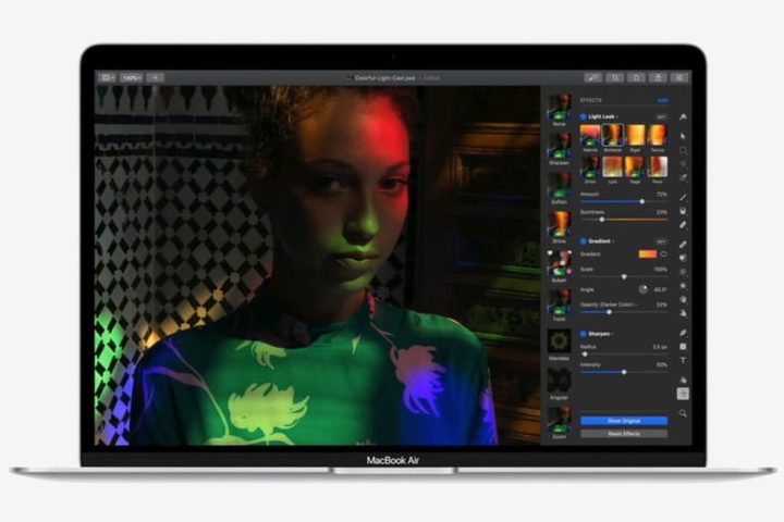 Editando en Photoshop una imagen en una MacBook Air