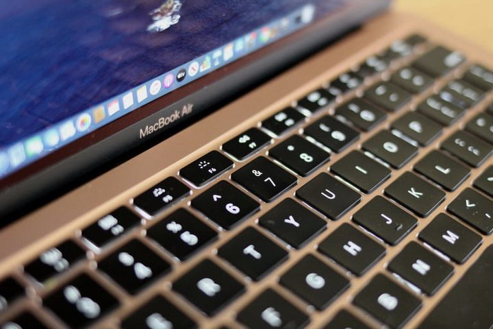 Detalle del teclado de una MacBook Air