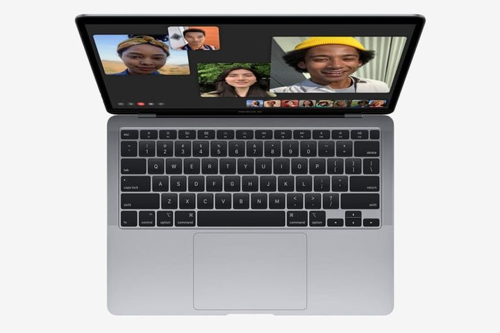 MacBook Air mostrando el rostro de varias personas en una videoconferencia