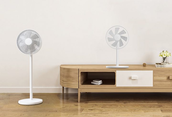 Ventilador Mi Smart Standing Fan 1C junto a un aparador