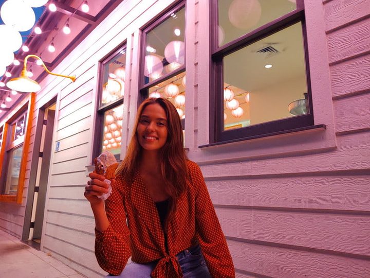 Chica comiendo un helado en exteriores