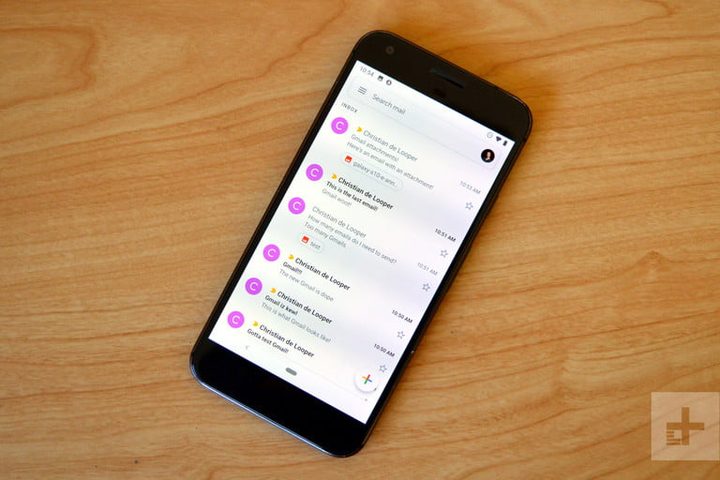 Celular con la app de correo de Gmail