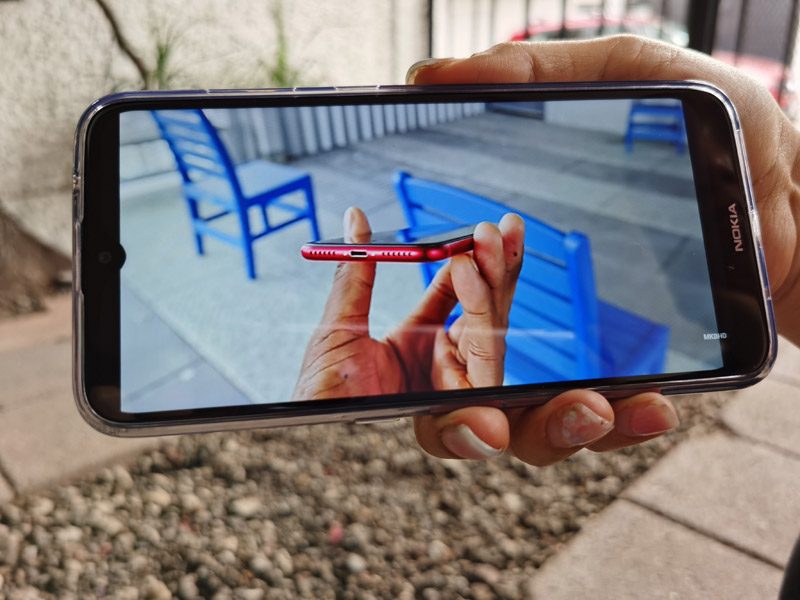 Usuario sosteniendo el Nokia 2.3