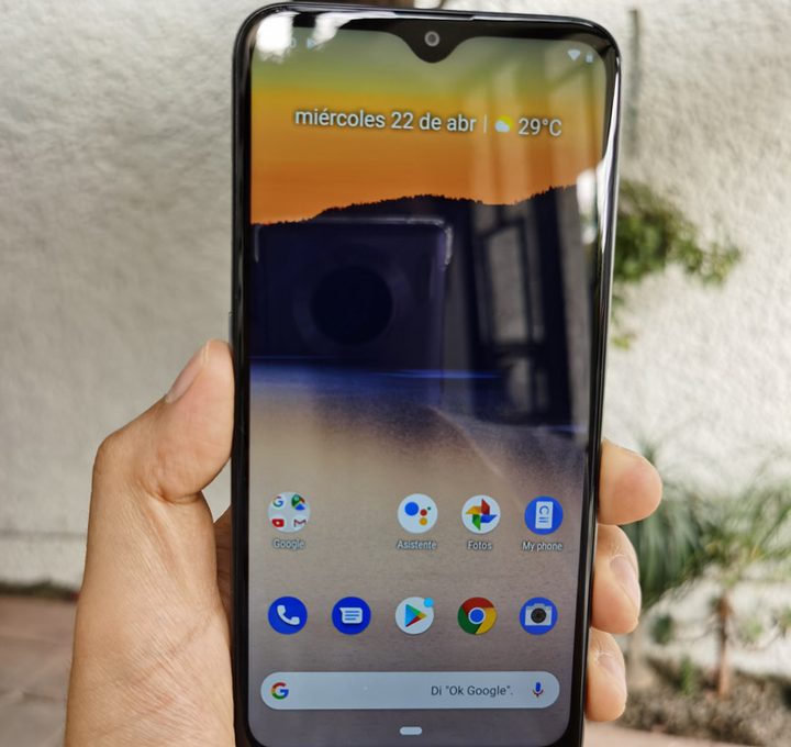 Usuario sosteniendo el Nokia 2.3