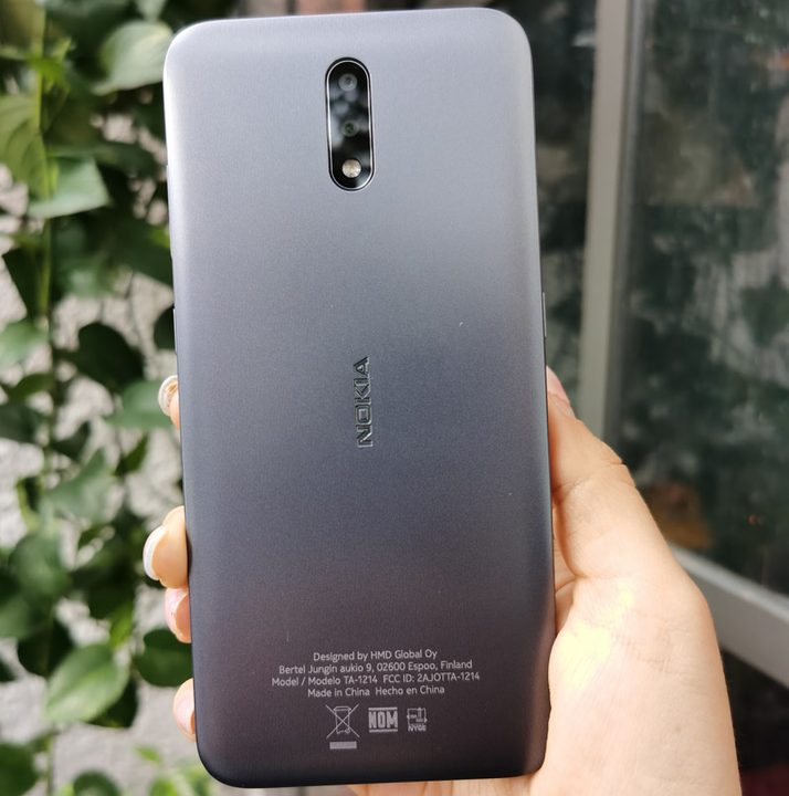 Usuario sosteniendo el Nokia 2.3