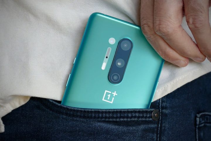 OnePlus 8 Pro metido en un bolsillo de un pantalón