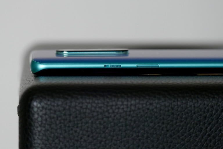 OnePlus 8 Pro visto de lado