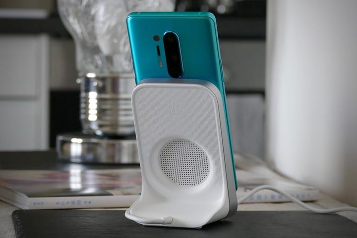 OnePlus 8 Pro sobre el cargador inalámbrico