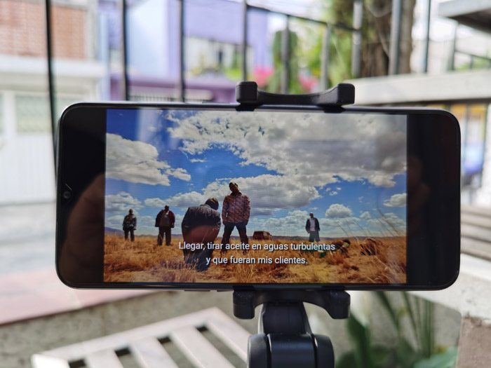 Oppo A31 reproduciendo una serie de Netflix