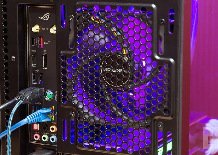 Parte posterior de una computadora de escritorio mostrando un abanico