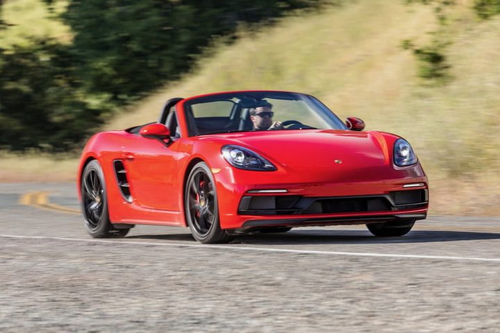 Porsche rojo sobre carretera