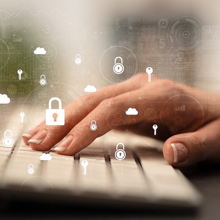 Una mano sobre un teclado para aprender a cómo quitar el password en Windows 10