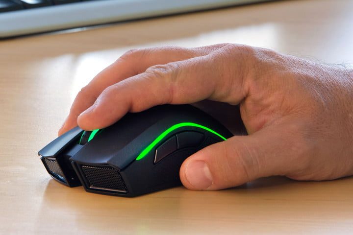 La mano de una persona sobre un mouse