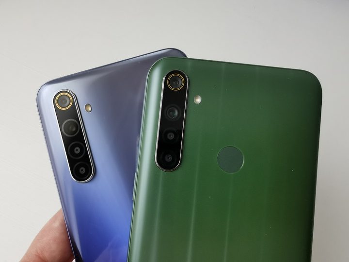 Parte posterior de los teléfonos Realme 6, de color azul, y Realme 6i de color verde