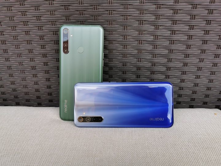 teléfonos realme 6, de color azul, y realme 6i en color verde