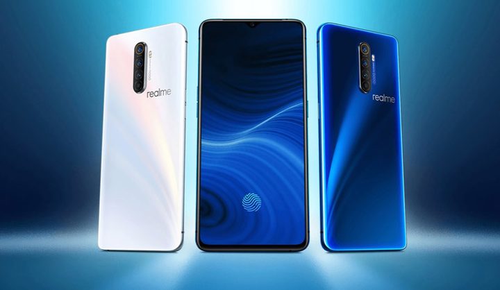 Realme X2 Pro sobre fondo colorido