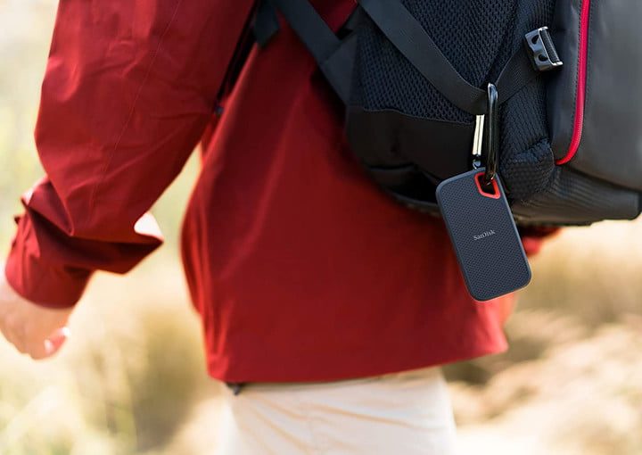 SanDisk Extreme Portable cogando de la mochila de una persona, se puede usar como disco duro externo para Xbox One