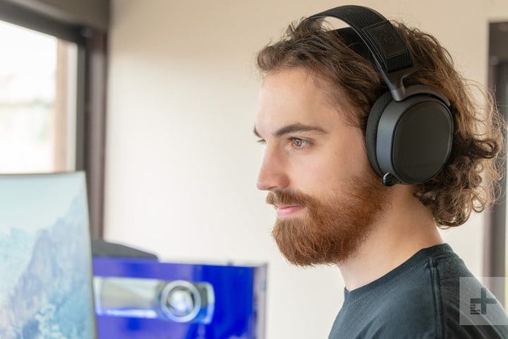 Hombre joven con audífonos, uno de los mejores accesorios para PC