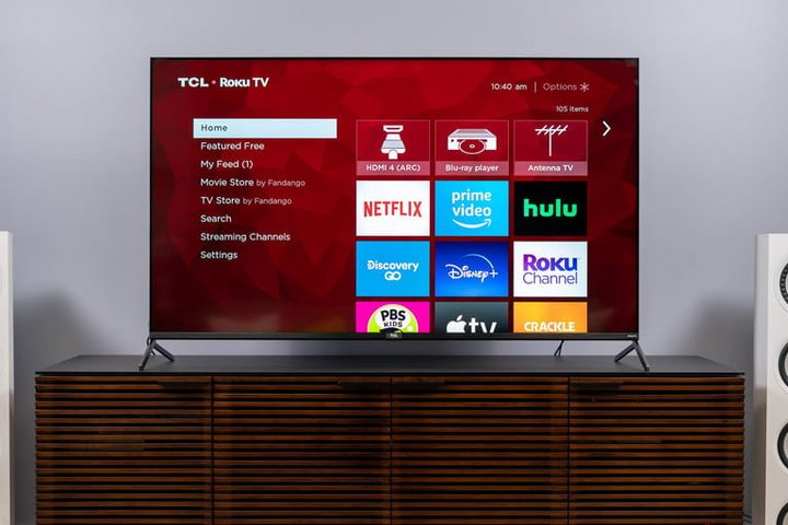 Smart TV sobre una mesa mostrando las opciones de streaming que trae incluidas