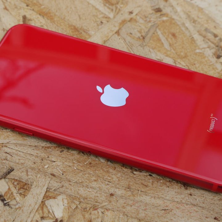 Un iPhone SE 2020 de color rojo sobre una mesa
