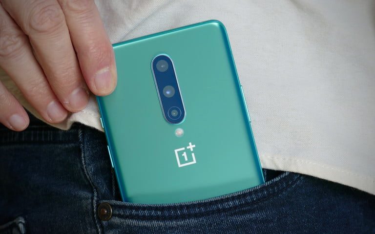 Un teléfono One Plus 8