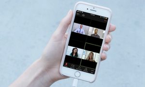 Zoom recibe fuego amigo: accionista demanda a la empresa