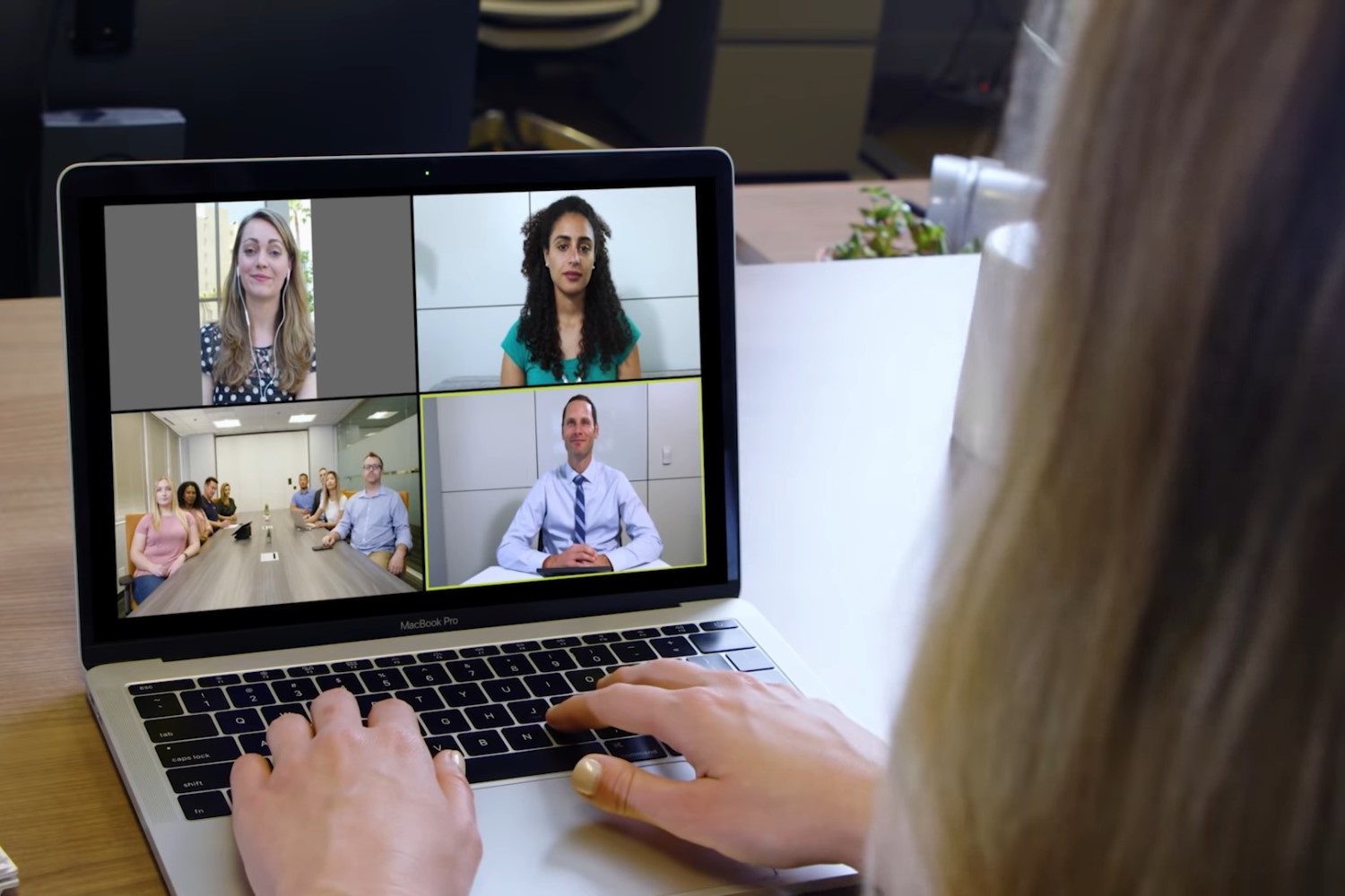 Qué decidieron las escuelas públicas sobre el uso de Zoom