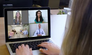 Qué decidieron las escuelas públicas sobre el uso de Zoom