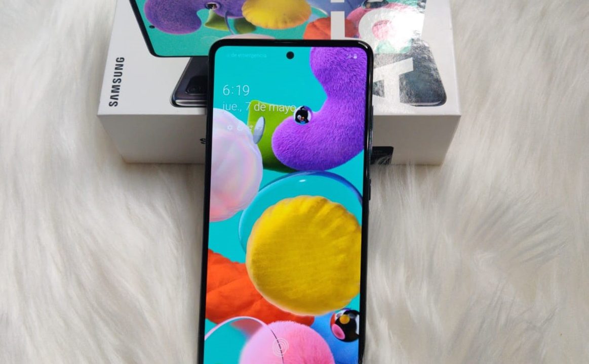 samsung galaxy A51 con su caja