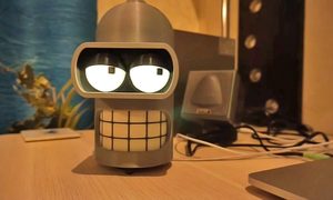 Un altavoz inteligente con forma de Bender de Futurama