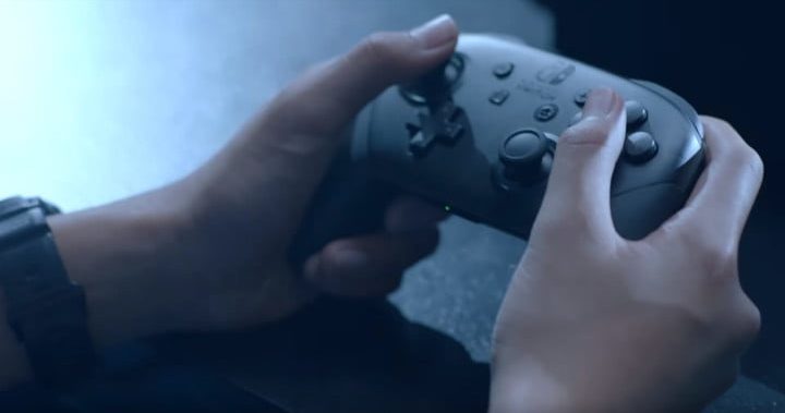 Control Pro gris en las manos de una persona