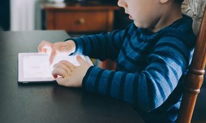 Un niño maneja una tableta