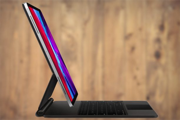 iPad Pro vista de perfil con el soporte en modo AIO para un comparativo entre MacBook Pro vs. iPad Pro