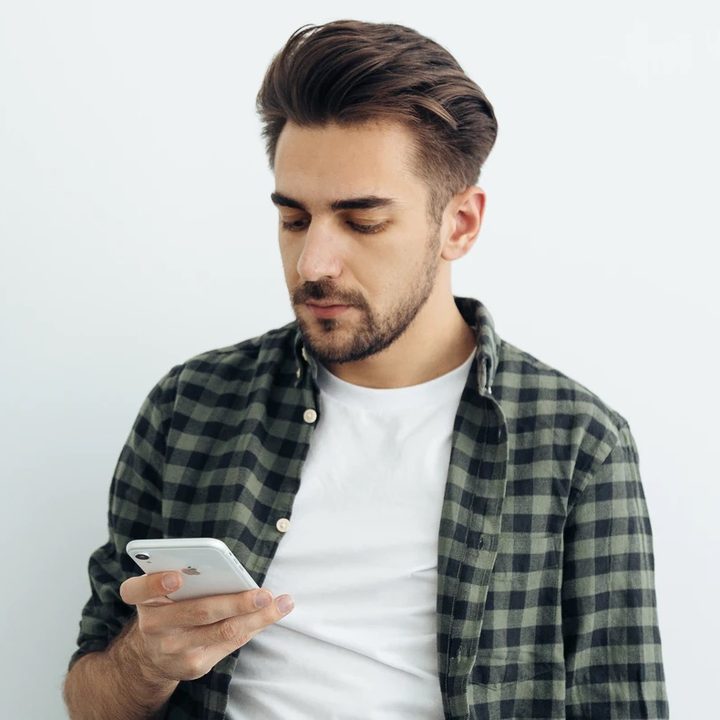 Una persona bloquea llamadas en el iPhone