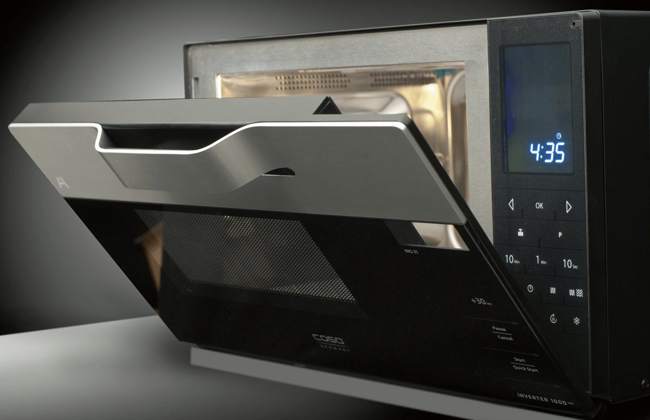 Un microondas entreabierto