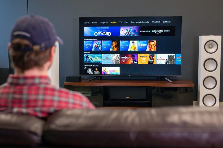 Una persona mira su televisor con el menú de Amazon Prime Video