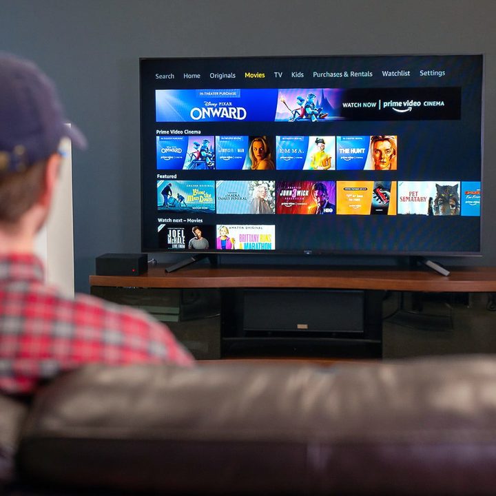 Una persona mira su televisor con el menú de Amazon Prime Video