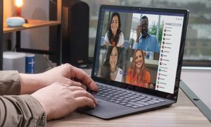 Una persona en videollamada en su laptop para conocer funciones de Microsoft Teams