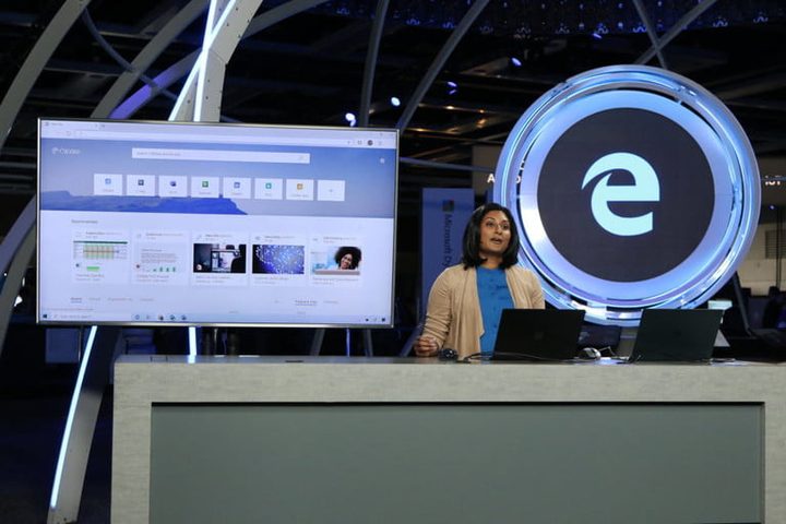 Una mujer en una Conferencia Microsoft Build hablando sobre Edge