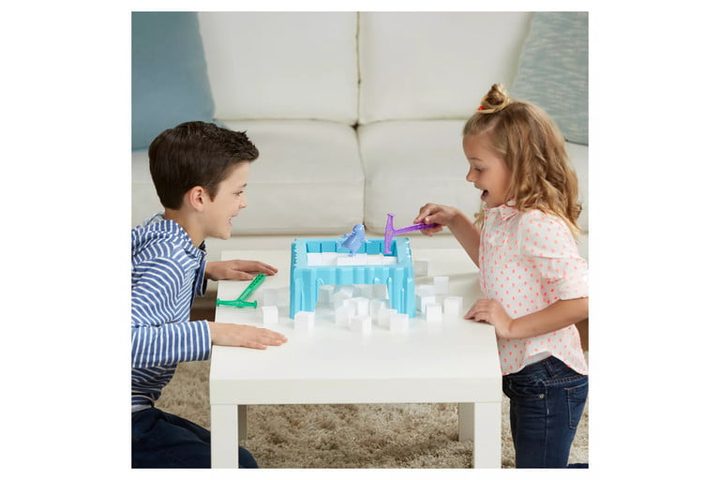 un niño y una niña jugadon e Dont break the ice