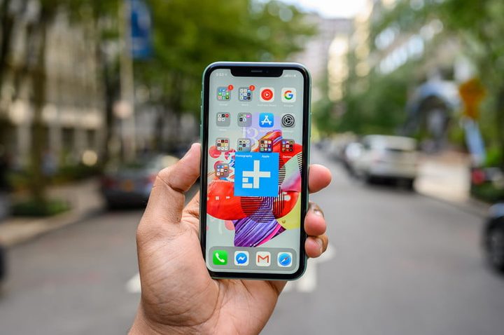 teléfono en la mano de alguien