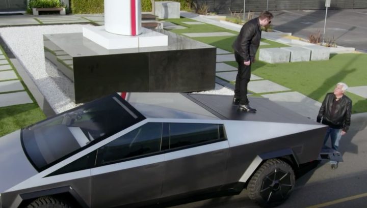 Presentador Jay Leno conduce un Cybertruck con Elon Musk