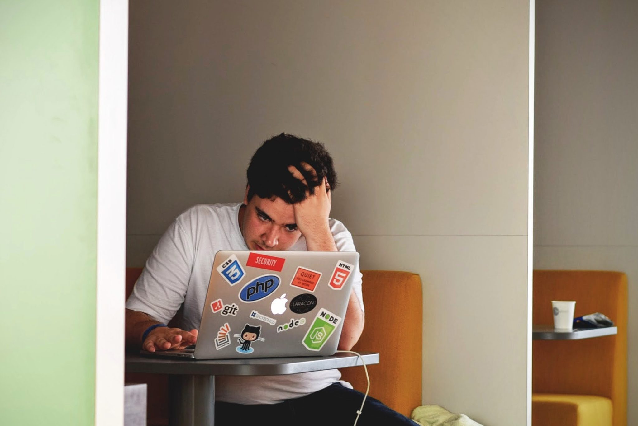 Hombre con Mac estresado en un restaurante