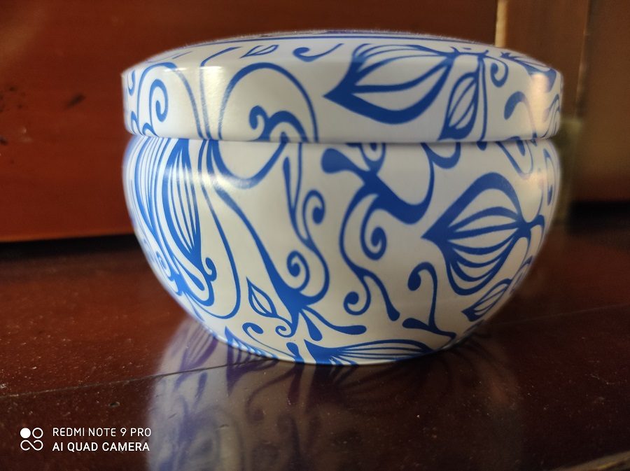 caja con flores azules