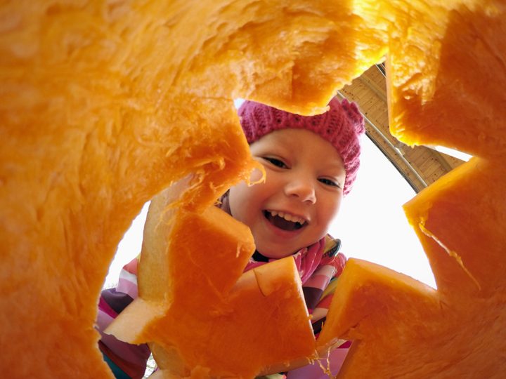 Foto en la que se muestra a una niña sonriendo.
