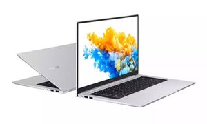 dos portátiles Honor MagicBook Pro, uno abierto que muestra la pantalla y otro semicerrado