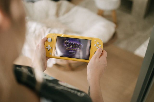 Usuario jugando la Nintendo Switch Lite