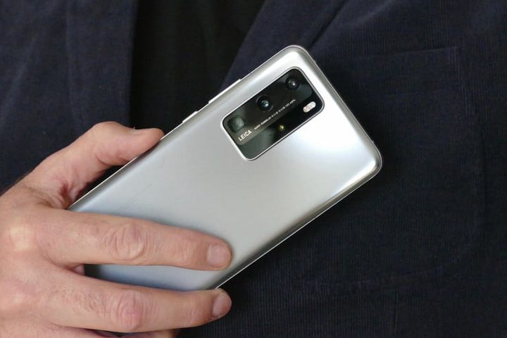 una mano sujeta el teléfono P40 Pro mostrando su parte trasera de color plateado