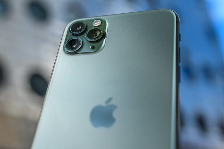 parte trasera del iPhone 11 Pro Max de color verde